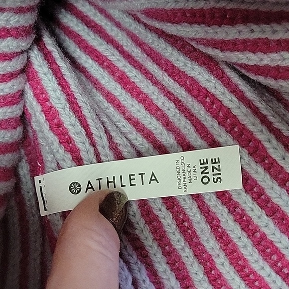 Athleta 3D Pom Beanie - Picture 4 of 5